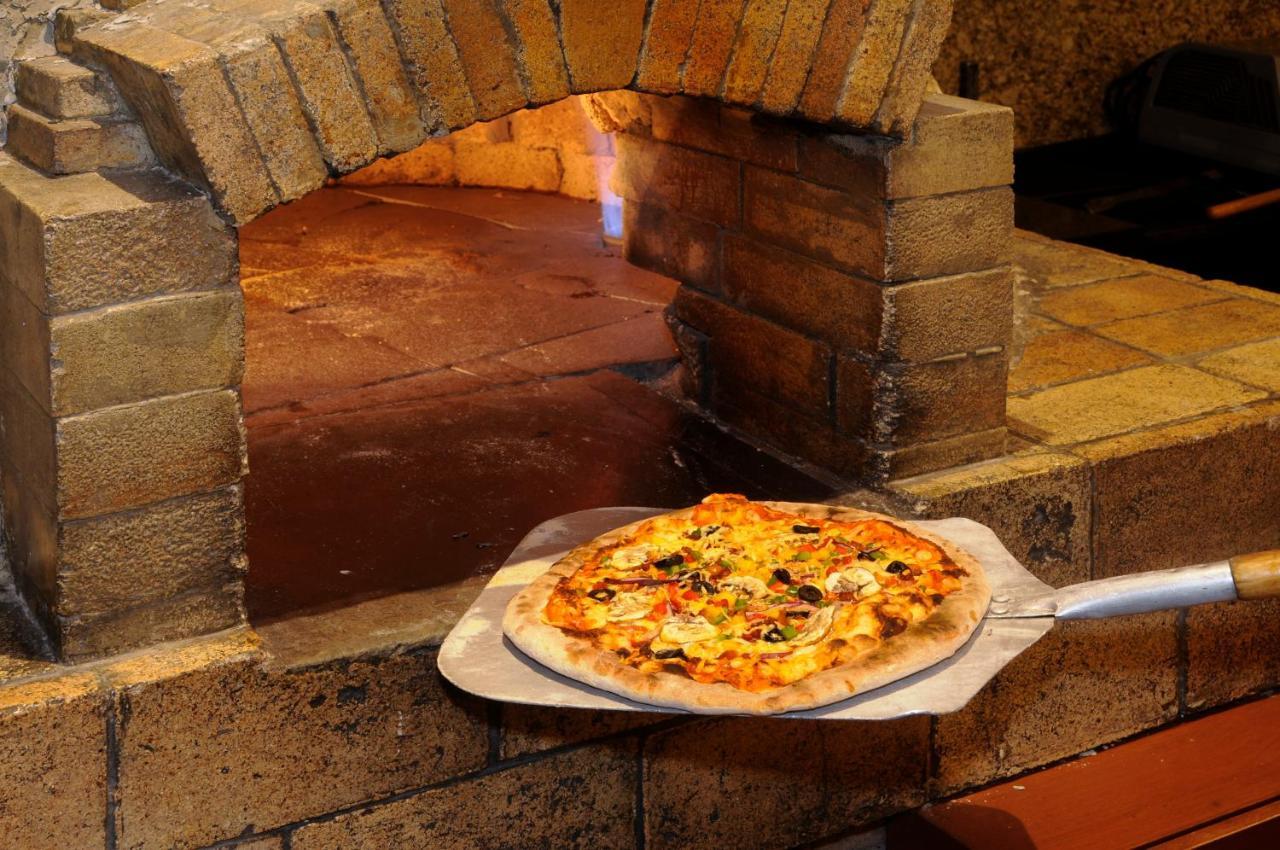 Belair Unique Mexico City Wtc, Trademark By Wyndham Exterior foto Pizza being removed from a wood-fired oven